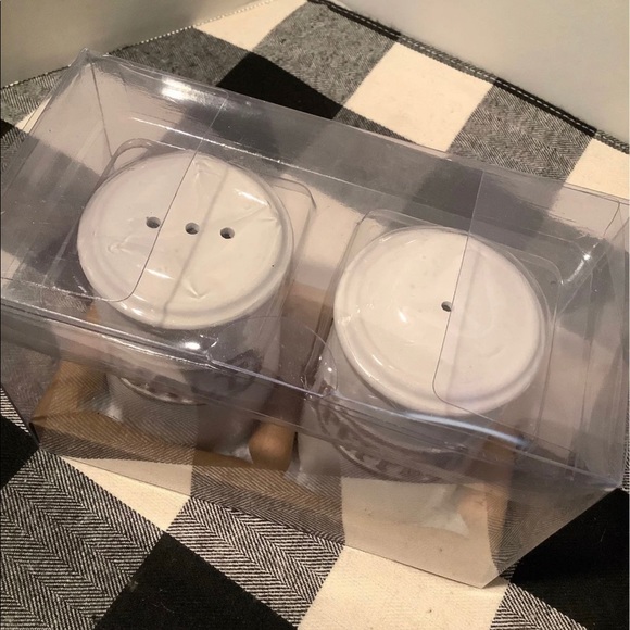 Farmhouse salt and pepper shakers set NEW - Picture 2 of 3